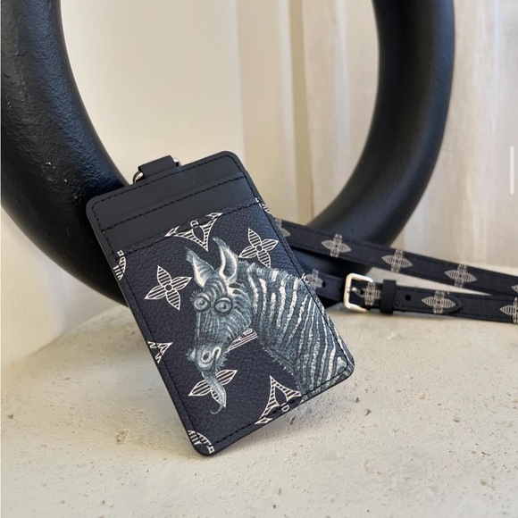 LOUIS VUITTON Chapman Porte Badge ID Card Holder
9️⃣5️⃣0️⃣ - Picture 1 of 1